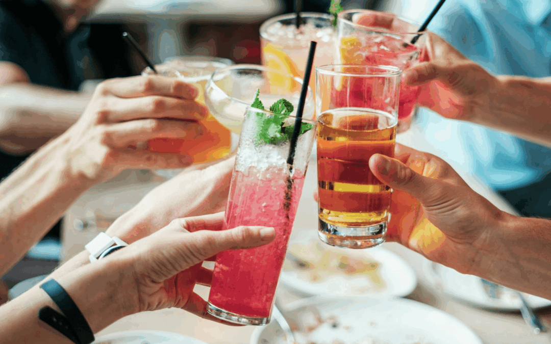 Des amis trinquent avec leurs boissons