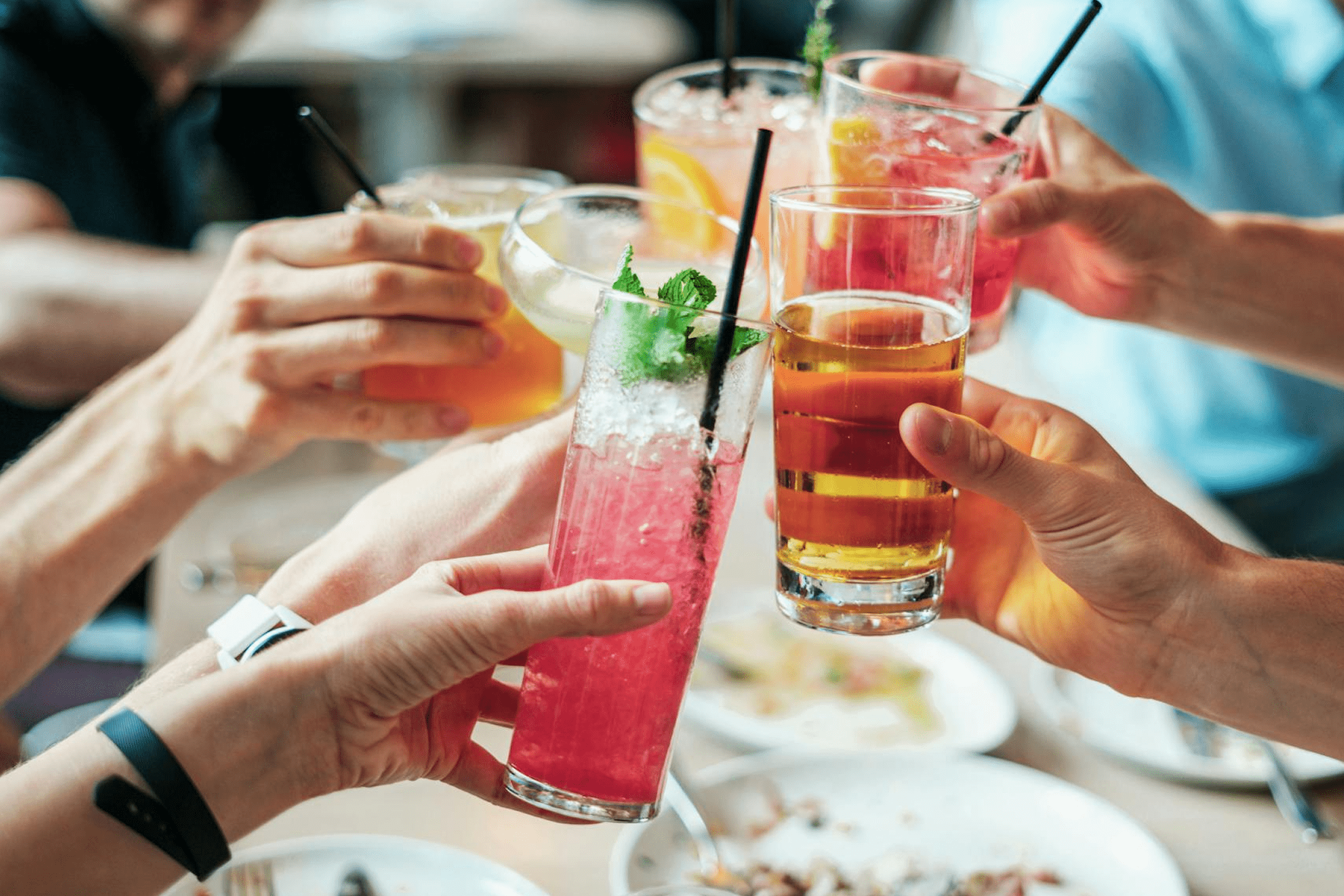 Des amis trinquent avec leurs boissons Des amis trinquent avec leurs boissons