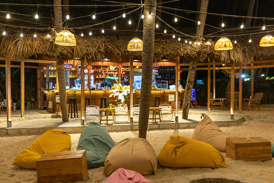 Bar guinguette de nuit sur une plage de sable Bar guinguette de nuit sur une plage de sable