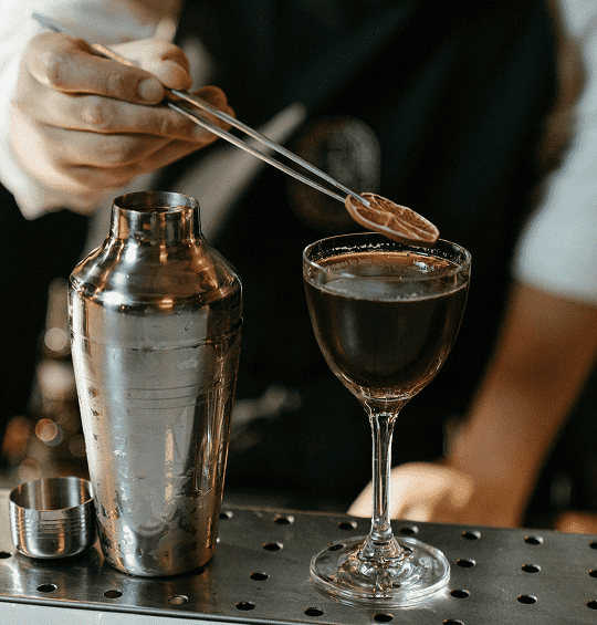Un barman réalise un cocktail