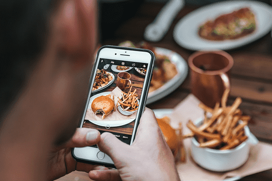 Un client prend en photo son plat Un client prend en photo son plat