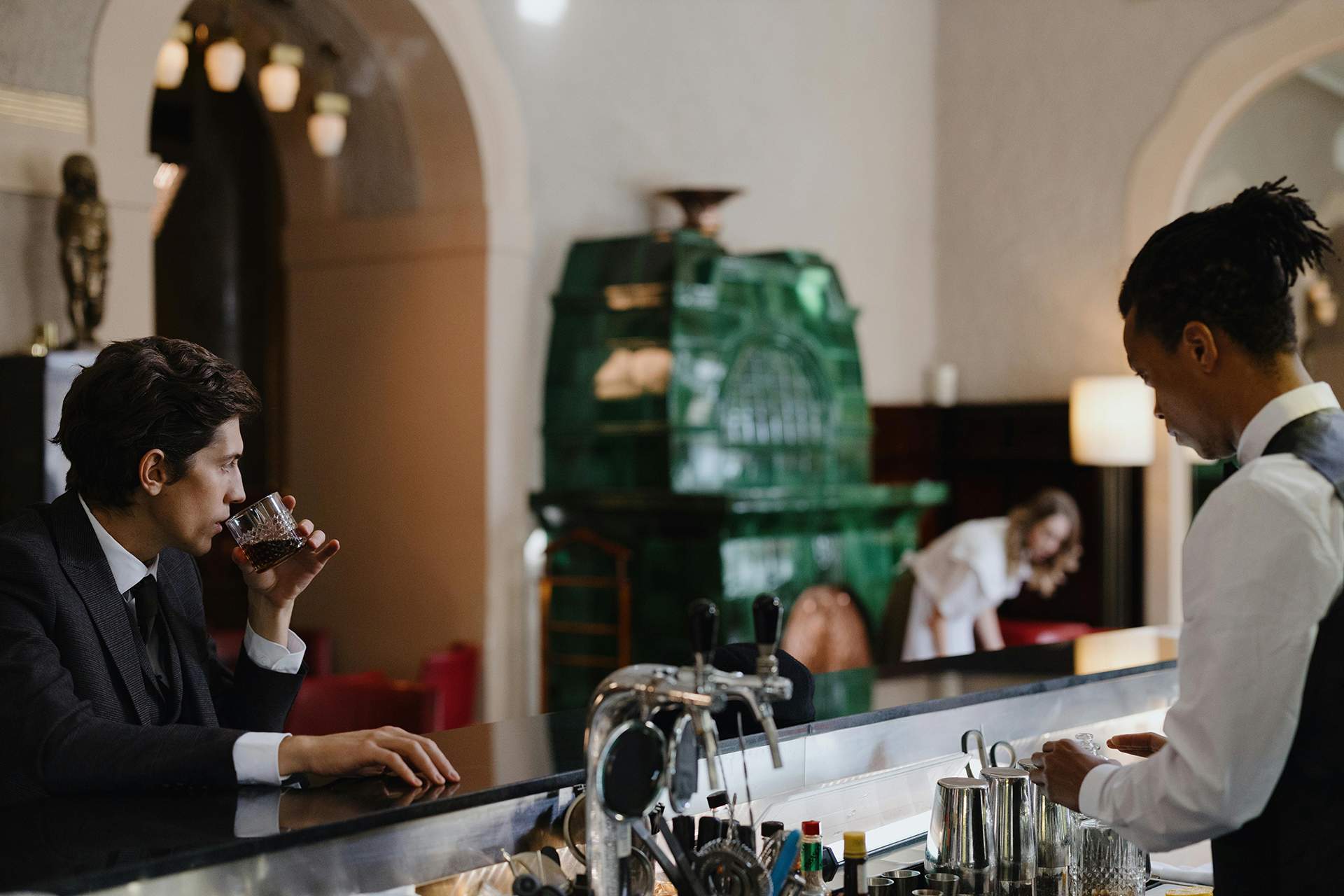 Un homme boit un café accoudé au bar Un homme boit un café accoudé au bar