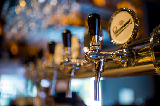 Tireuses à bière dans un bar