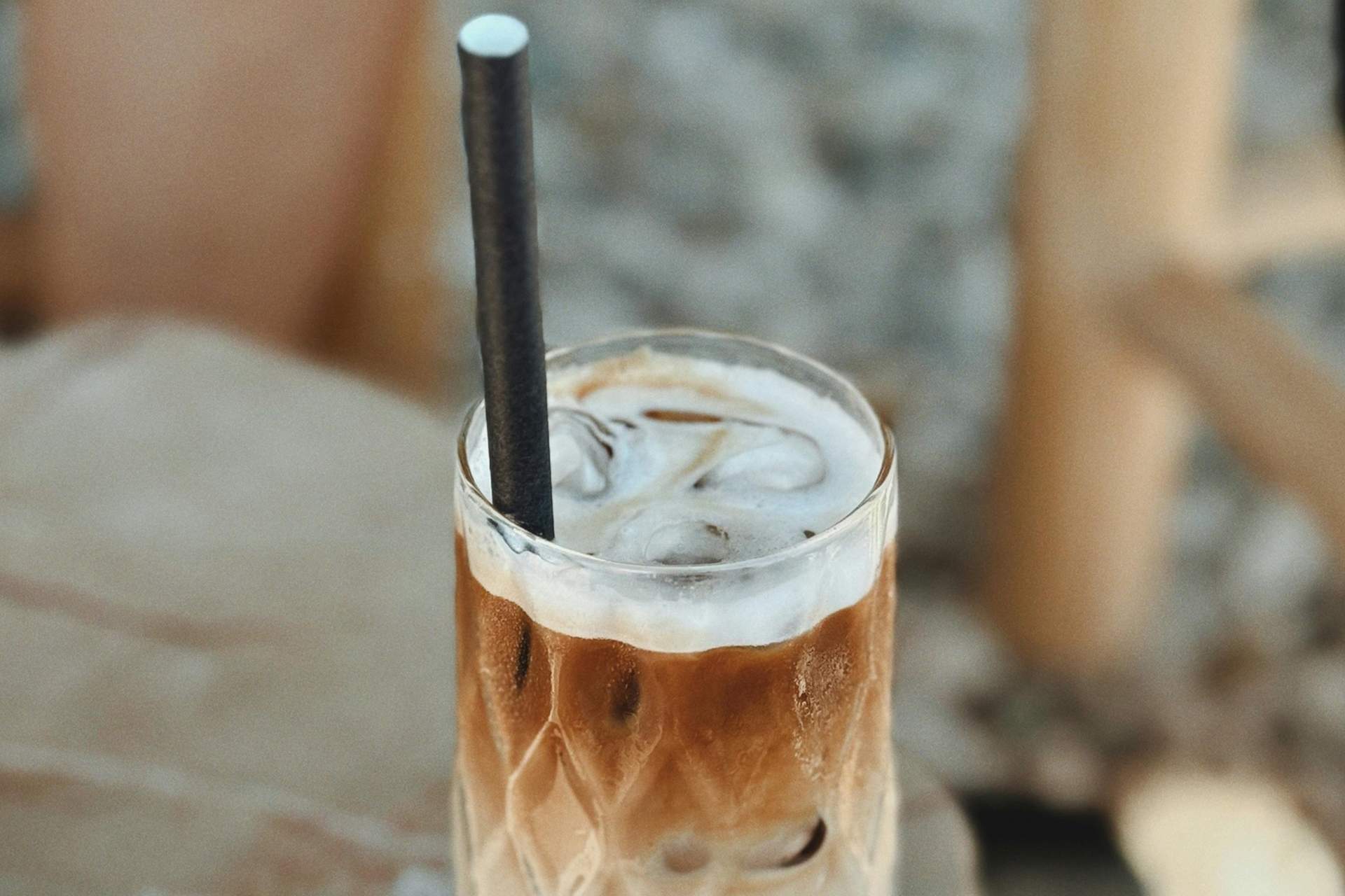 Boissons locales - comment raconter une histoire qui attire les clients Un homme boit un café accoudé au bar