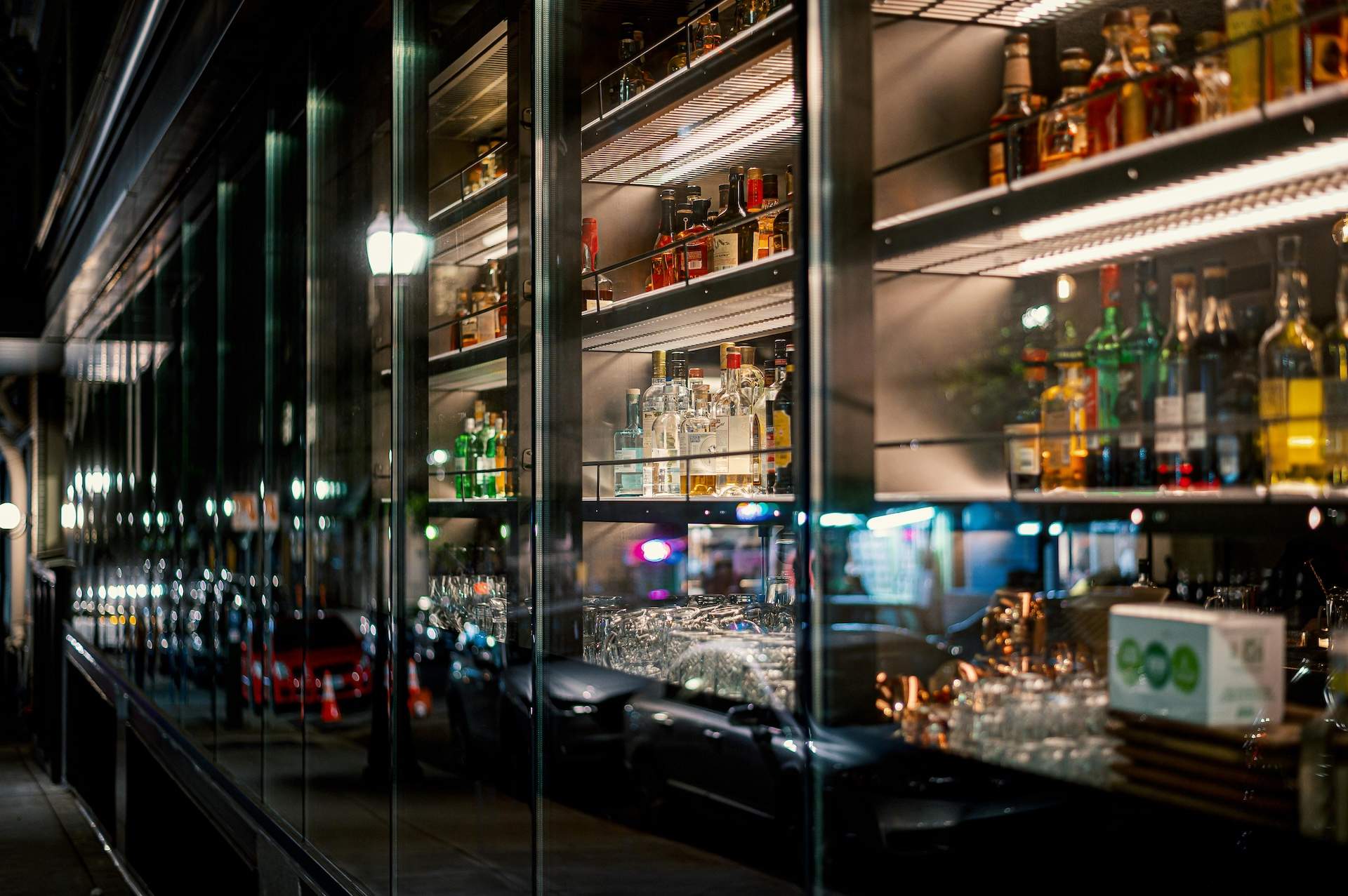 Les erreurs les plus fréquentes dans la gestion des stocks de boissons Un homme boit un café accoudé au bar