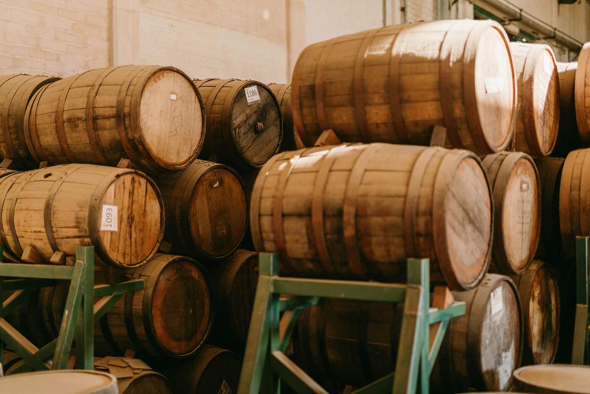 Barriques dans un entrepot (1) Les 6 piliers fondamentaux pour transformer l'expérience client