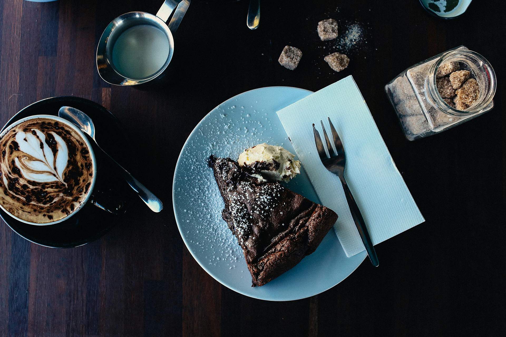 Comment accorder vos boissons avec votre carte de dessert (1) Un homme boit un café accoudé au bar